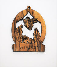 画像をギャラリービューアに読み込む, 2D olive wood Christmas decoration. Angel visiting Mary, Joseph and baby Jesus. Made in Bethlehem