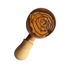画像をギャラリービューアに読み込む, Olive Wood Nut Cracker OWK 017