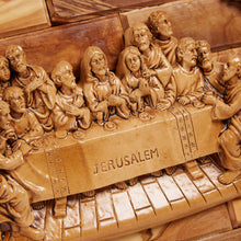 画像をギャラリービューアに読み込む, The Last Supper Round Hanging Wall Plaque On A Handmade Olive Wood Hanging Base From Bethlehem The Holy Land OWY 009b

