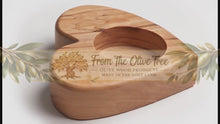 ギャラリービューアHandmade Olive Wood Heart Candle Holder from Bethlehemに読み込んでビデオを見る
